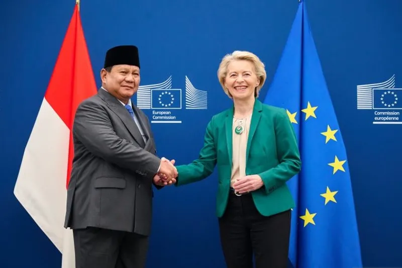 Presiden Prabowo Subianto (kiri) dan Presiden Komisi Eropa Ursula von der Leyen (kanan) 