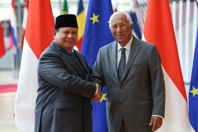 Presiden Prabowo Subianto (kiri) disambut oleh Presiden Dewan Eropa António Costa