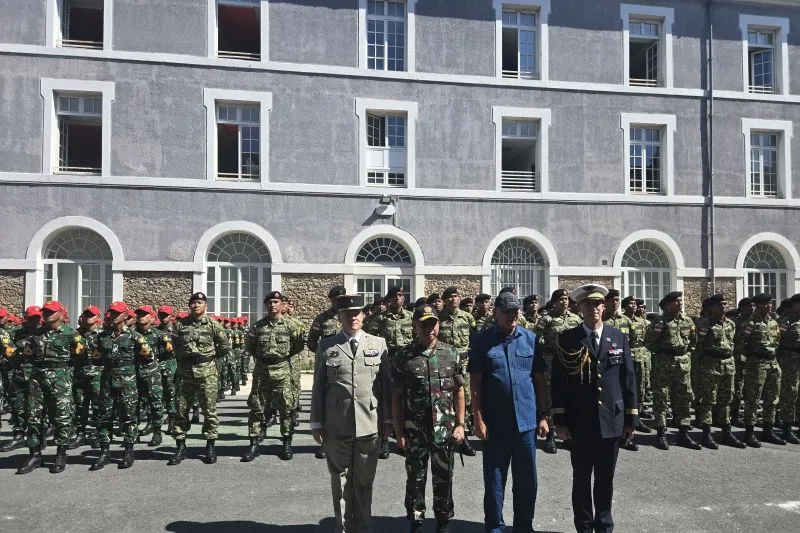 Menhan Sjafrie Sjamsoeddin Menhan Sjafrie Sjamsoeddin (dua dari kanan) saat mengunjungi Satgas Patriot II yang sedang latihan untuk Bastille Day 2025, Minggu (13/7/2025).(ANTARA/HO-Humas Kemhan)