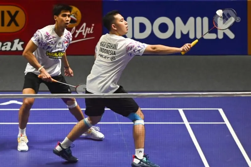 Pebulu tangkis ganda putra Indonesia Reza Pahlevi Isfahani (kanan) dan Sabar Karyaman Gutama