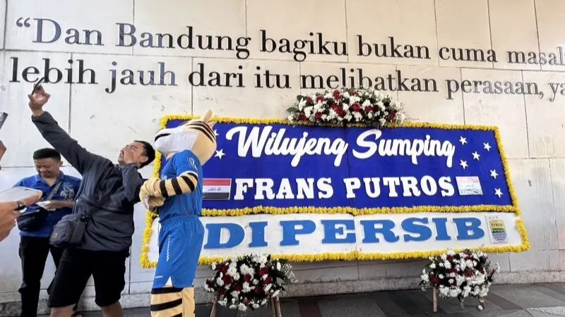 Persib Bandung saat memperkenalkan pemain anyar Frans Putros 