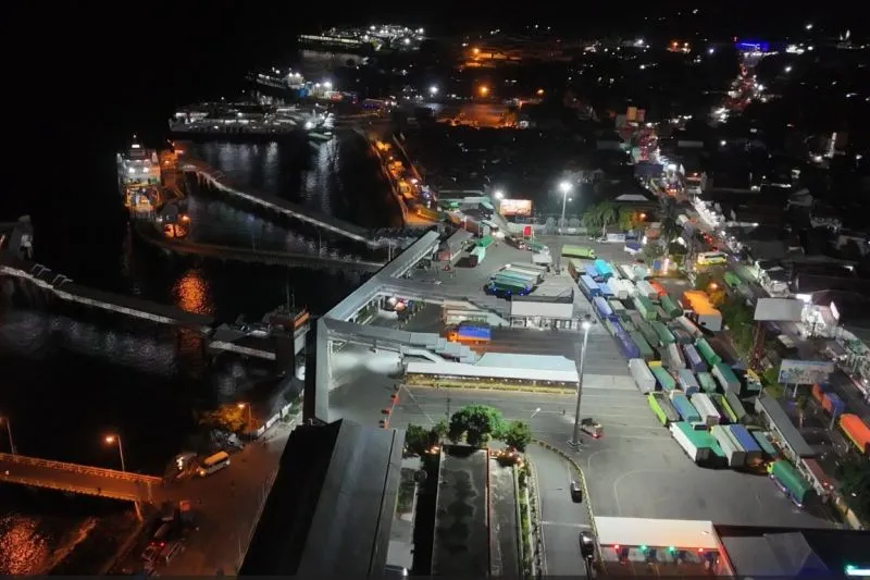 Antrean truk logistik di Pelabuhan Ketapang