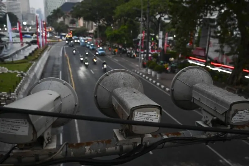 Sejumlah kendaraan bermotor melintas di bawah Alat Sistem Jalan Berbayar Elektronik (ERP)