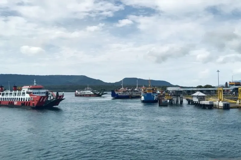 Sejumlah kapal bersiap sandar di Pelabuhan Gilimanuk, Kabupaten Jembrana, Bali