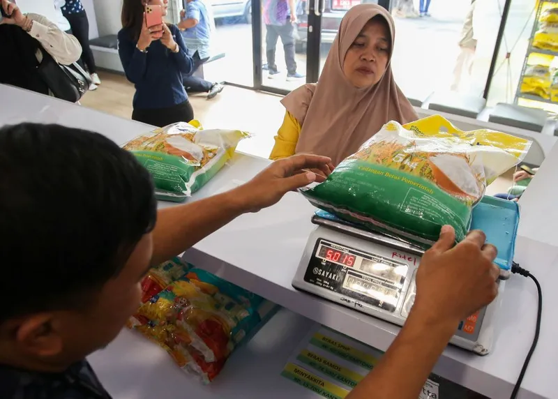 antarafoto-peluncuran-penjualan-beras-sphp-1752832442-1