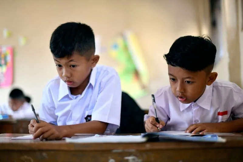 Siswa sekolah dasar (SD) saat mengikuti proses pembelajaran di sekolah