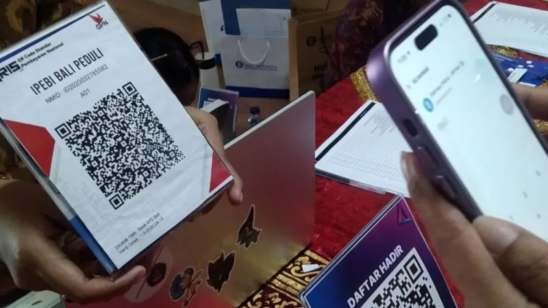 Konsumen melakukan transaksi QRIS di Denpasar, Bali