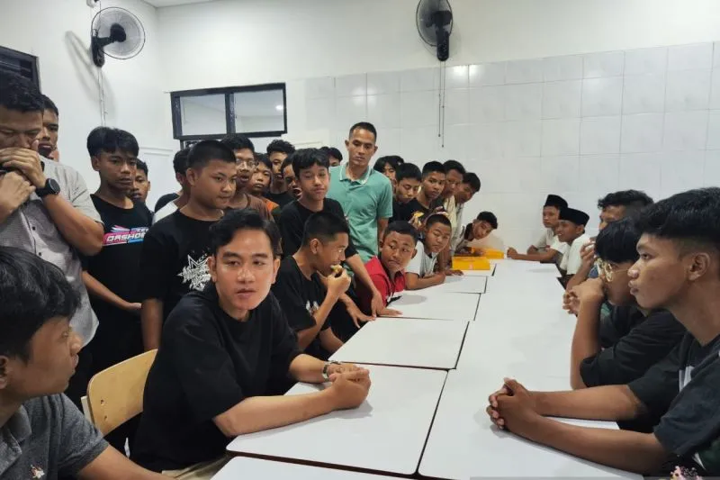 Wakil Presiden Gibran Rakabuming Raka menyambangi asrama putra Sekolah Rakyat