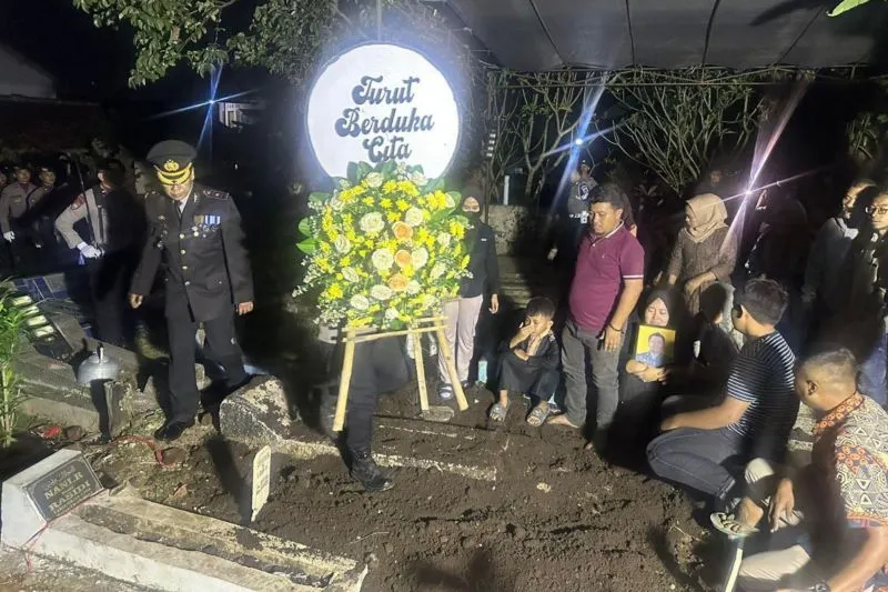 Sejumlah warga dan anggota Polri menghadiri pemakaman Bripka Cecep Saepul Bahri