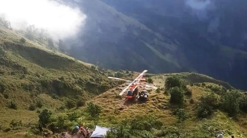 Helikopter SAR mendarat untuk melakukan upaya evakuasi pendaki asal Belanda di Rinjani