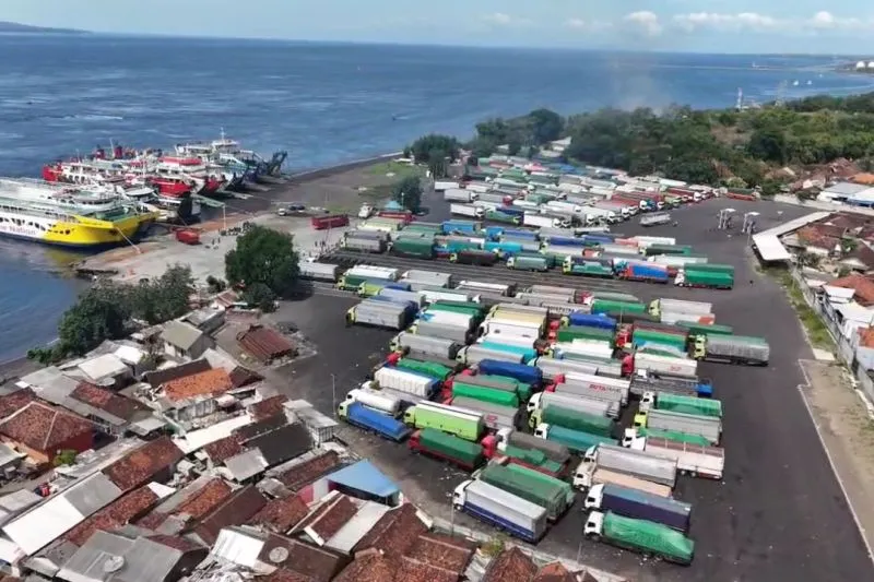 Antrean kendaraan di Pelabuhan Ketapang, Jawa Timur
