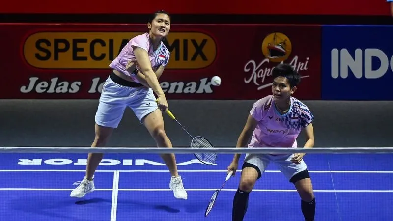 Pebulu tangkis ganda putri Indonesia Lanny Tria Mayasari (kiri) dan Siti Fadia S. Ramadhanti