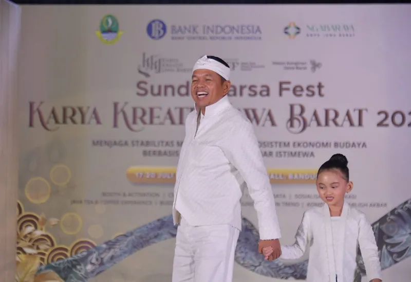 Gubernur Dedi Mulyadi dan putrinya, Nyi Hyang Sukma Ayu