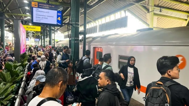 Sejumlah calon penumpang kereta api menunggu keberangkatan di Stasiun Gambir, Jakarta
