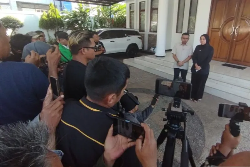 Wakil Bupati Garut Luthfianisa Putri Karlina (kanan) bersama suaminya Maula Akbar putra Gubernur Jawa Barat Dedi Mulyadi memberikan keterangan pers terkait insiden di Pendopo yang disampaikannya di rumah dinas Wakil Bupati Garut, Jalan Patriot, Kecamatan Tarogong Kidul, Kabupaten Garut, Sabtu (19/7/2025). (ANTARA/Feri Purnama)
