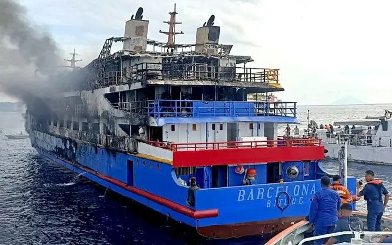 Petugas gabungan mendekati KMP Barcelona 5
