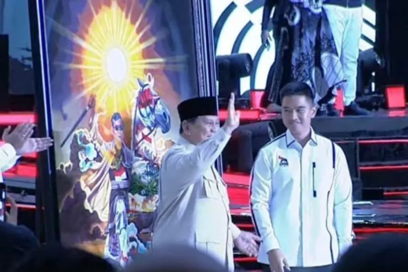 Presiden RI Prabowo Subianto (kiri) saat menerima cendera mata berupa lukisan 