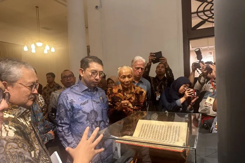 Kepala Perpusnas E Aminudin Aziz (depan, kiri), Menteri Kebudayaan Fadli Zon