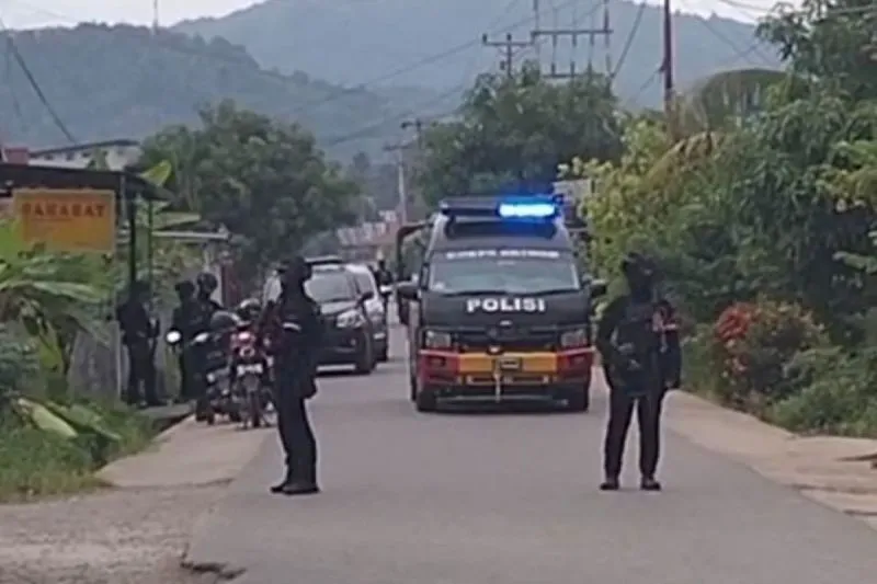 Tim Detasemen Khusus (Densus) 88 Antiteror menangkap terduga teroris di Tolitoli