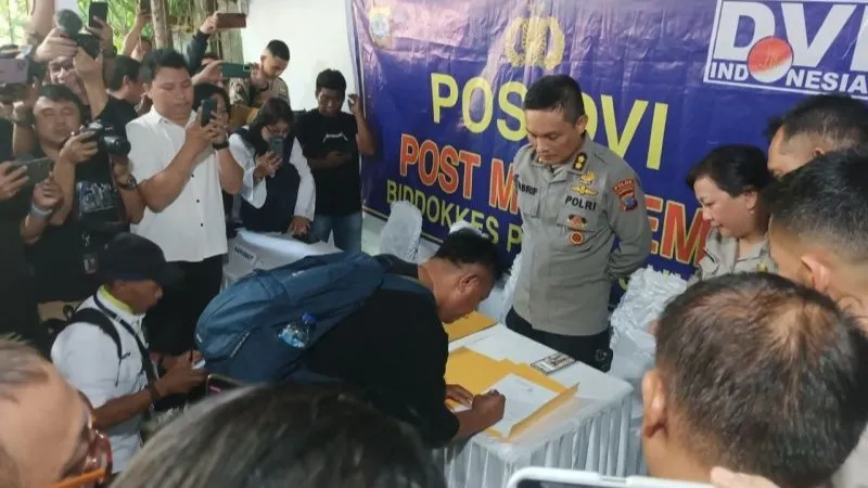 Pihak Rumah Sakit Bhayangkara Manado menyerahkan pada keluarga korban meninggal KM Barcelona