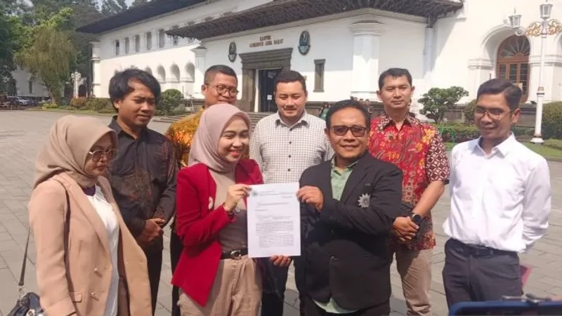Aktivis demokrasi Neni Nur Hayati dan kuasa hukumnya dari LBH Muhammadiyah Ikhwan Fahrojih