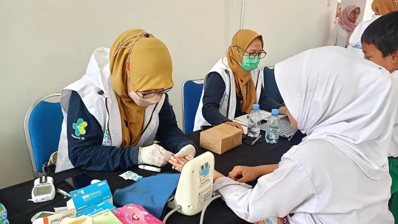 Pemeriksaan kesehatan saat masa pengenalan lingkungan sekolah (MPLS) Sekolah Rakyat