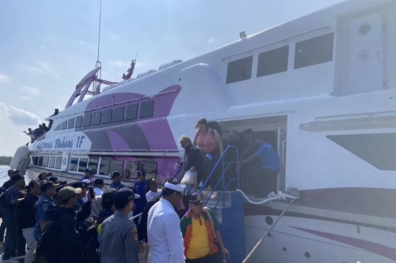 Penumpang perdana kapal cepat rute Banyuwangi-Denpasar 