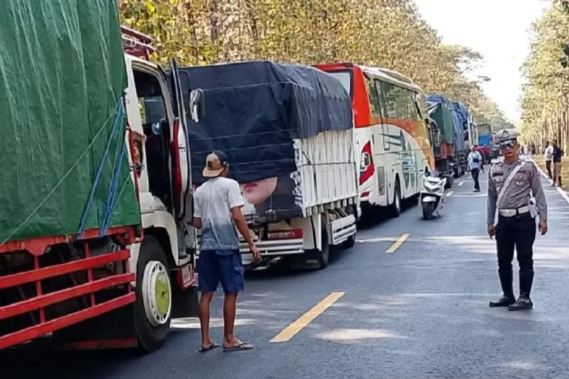 Petugas Satlantas Polres Situbondo, Jawa Timur, melakukan penertiban di jalur pantura
