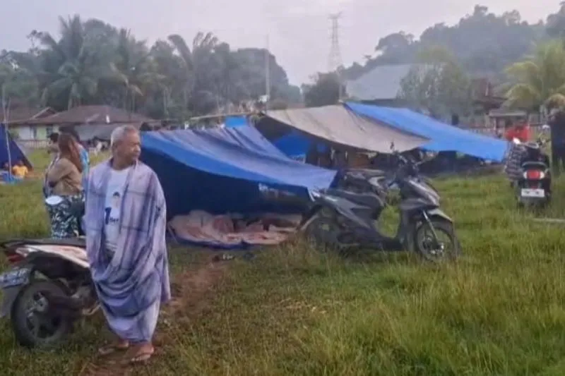 Warga kabupaten Poso, Sulawesi Tengah mengungsi di lapangan usai gempa