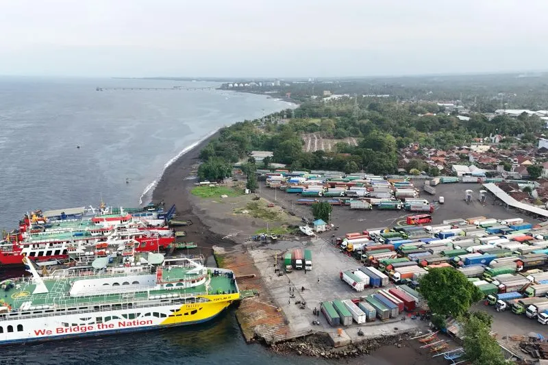 Suasana bongkar muat di Pelabuhan Ketapang