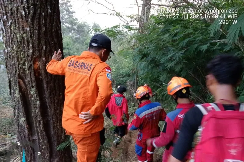 Tim SAR Gabungan saat mengevakuasi dua pendaki yang terjatuh dari Puncak Mega Gunung Puntang