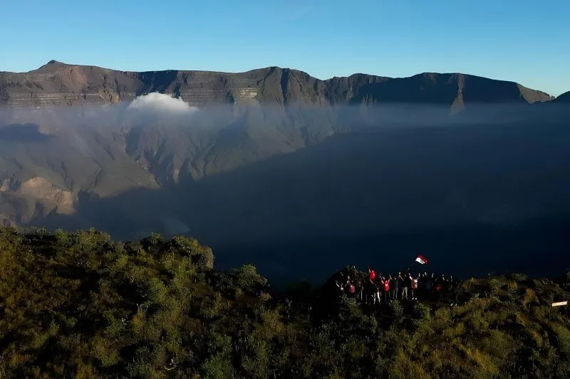 Para pendaki menikmati matahari terbit di atas puncak Gunung Tambora 