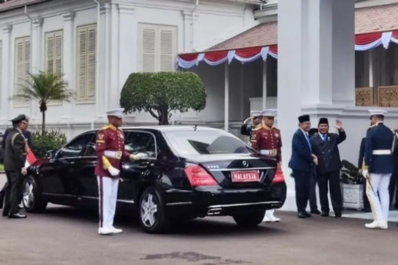 Presiden Prabowo Subianto menyambut kedatangan Perdana Menteri Malaysia Anwar Ibrahim