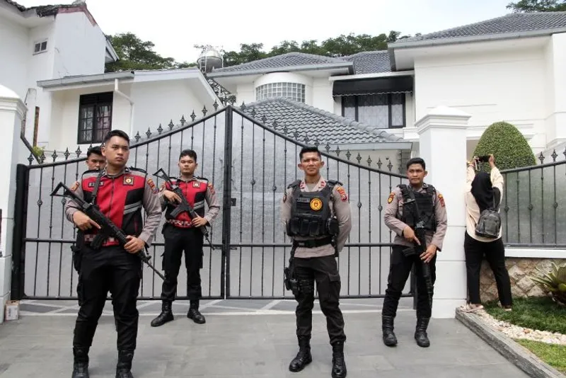 penyidik KPK melakukan penggeledahan terkait kasus ott di sumut