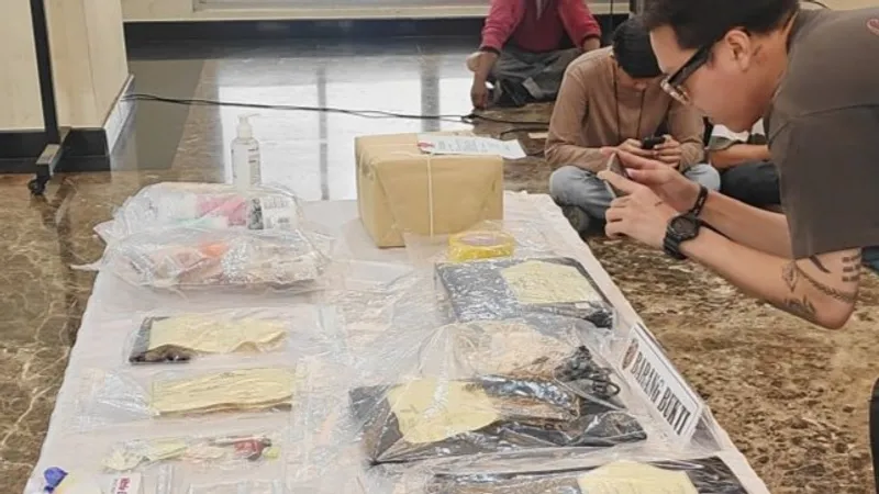Sejumlah barang milik mendiang diplomat muda sekaligus staf Kementerian Luar Negeri (Kemlu), Arya Daru Pangayunan (ADP) di Direktorat Reserse Kriminal Umum Polda Metro Jaya, Selasa (29/7/2025). ANTARA/Ilham Kausar

