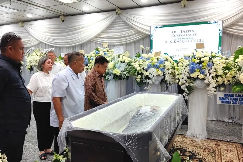 Wakil Presiden Ke-10 dan Ke-12 RI Jusuf Kalla (JK) Wakil Presiden Ke-10 dan Ke-12 RI Jusuf Kalla (JK) saat melayat jenazah Kwik Kian Gie didampingi mantan Menteri Hukum dan HAM Hamid Awaluddin di Rumah Duka Sentosa RSPAD Jakarta, Selasa (29/7/2025). (ANTARA/Dokumentasi Pribadi)