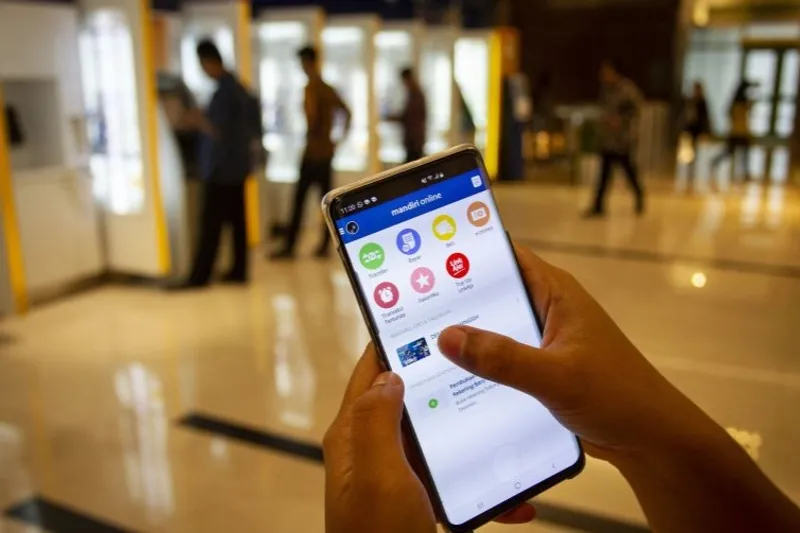 Nasabah melakukan transaksi menggunakan aplikasi Mandiri Online