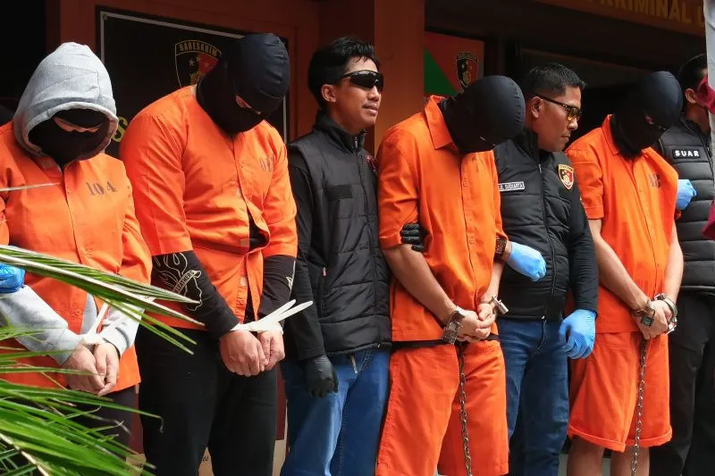 Para terduga pelaku penganiaya dan pemerasan dihadirkan dalam konpres polda bali