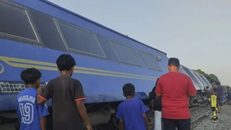 Kereta Api Argo Bromo Anggrek relasi Surabaya Pasar Turi-Gambir yang mengalami anjlok