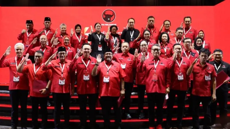 Ketua Umum PDIP Megawati Soekarnoputri berfoto bersama jajaran DPP 2025-2030 