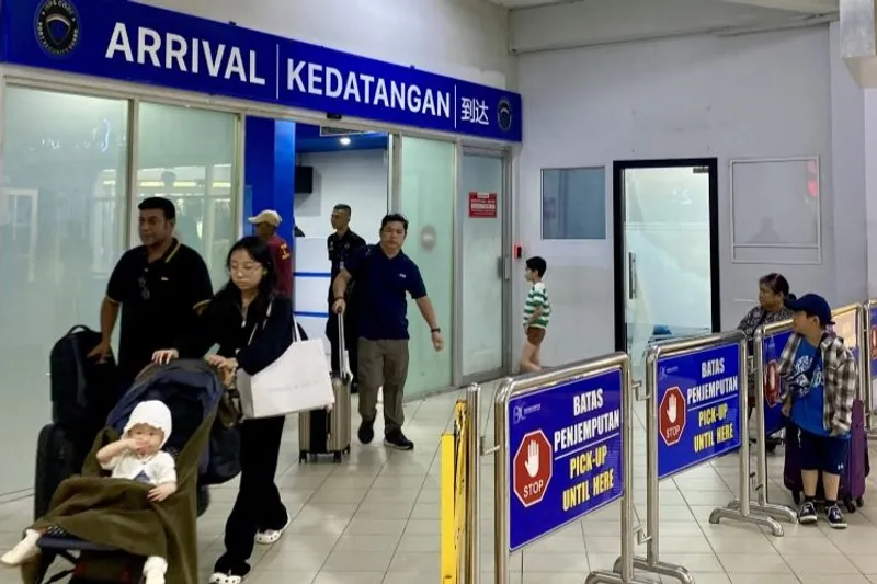 Suasana kedatangan wisatawan mancanegara (wisman) di Pelabuhan Internasional Batam Center