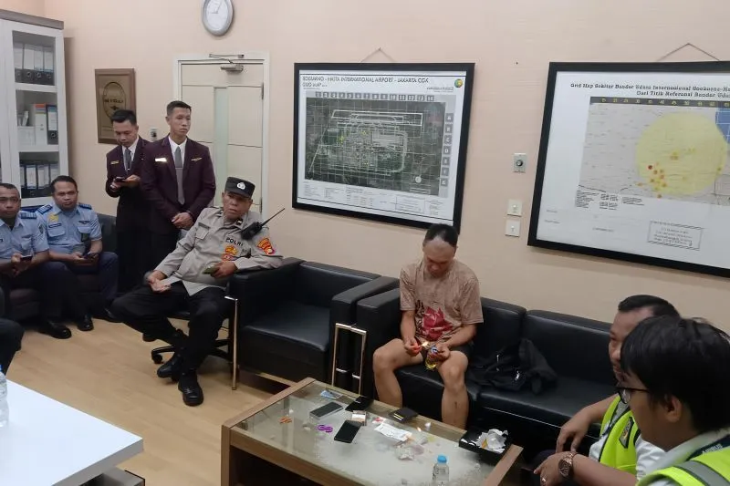 Polisi memeriksa penumpang Lion Air yang mengancam bawa bom