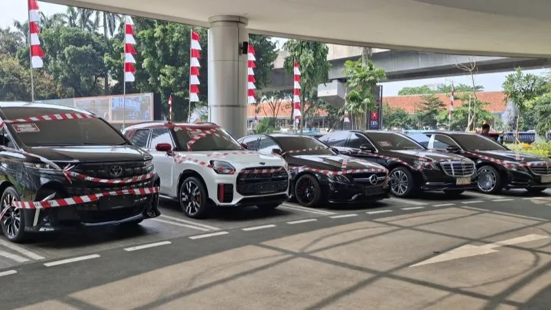 Barang bukti mobil yang diduga milik Riza Chalid yang disita oleh penyidik Jampidsus Kejaksaan Agung 
