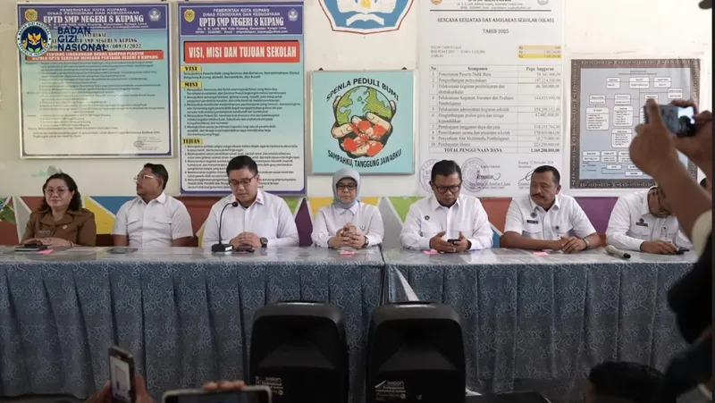 Konferensi pers di SMPN 8 Kupang dihadiri Tigor Pangaribuan (BGN), Erlin Herlina (BPOM),
