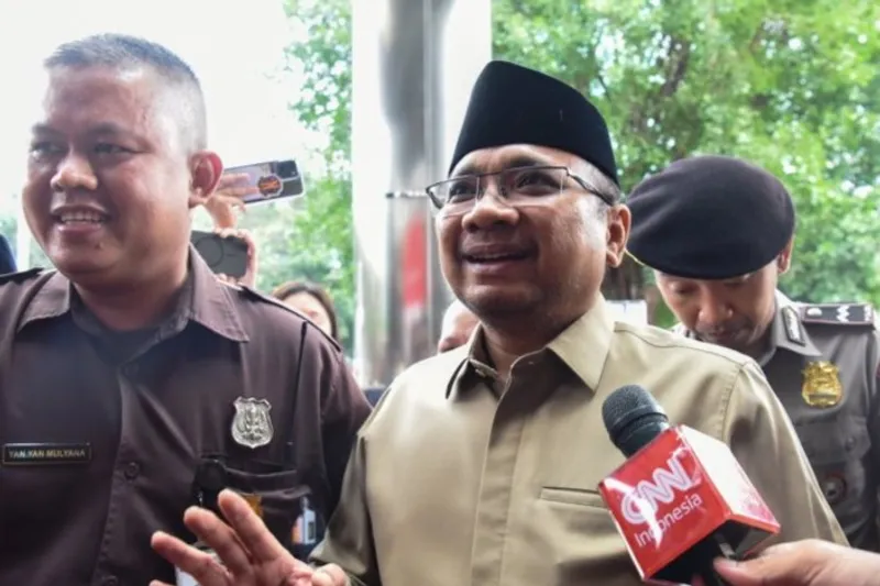 Mantan Menteri Agama Yaqut Cholil Qoumas (tengah) berjalan menuju Gedung Merah Putih KPK, Jakarta, Kamis (7/8/2025). Yaqut Cholil Qoumas akan dimintai keterangan oleh KPK dalam penyelidikan kasus dugaan korupsi kuota haji khusus 2024. ANTARA FOTO/Indrianto Eko Suwarso/agr