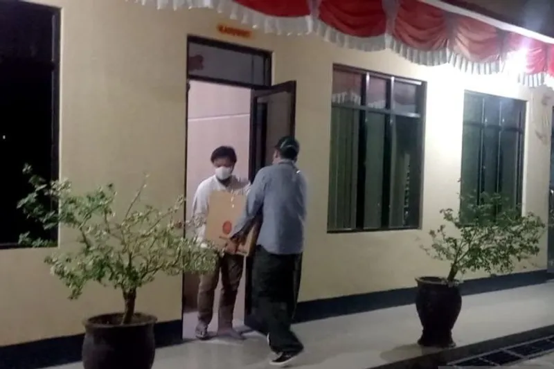 Penyidik KPK RI saat barang yang diduga berisi barang bukti di Polda Sulawesi Tenggara (7/8/2025). (ANTARA/La Ode Muh Deden Saputra)
