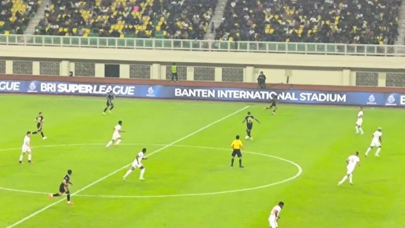 Suasana pertandingan Super League 2025/26 antara Dewa United melawan Malut United