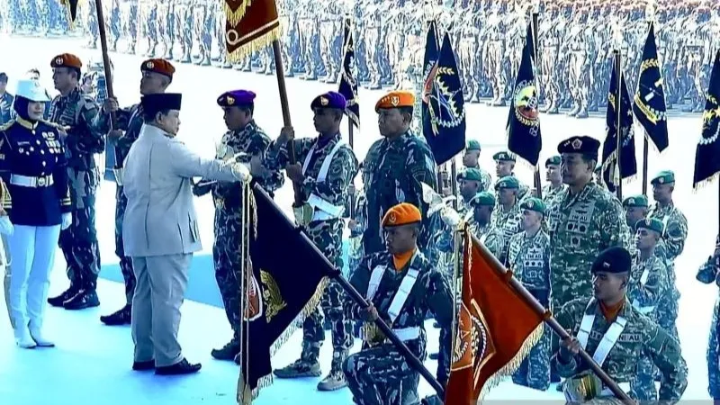 Presiden Prabowo Subianto mengukuhkan Panglima Kopassus Letjen TNI Djon Afriandi, Panglima Korps Marinir Letjen TNI (Mar) Endi Supardi, dan Panglima Korps Pasukan Gerak Cepat Marsekal Madya TNI Deny Muis sebagai perwira tinggi bintang tiga, kemudian mengukuhkan dan melantik Marsekal Madya TNI Andyawan Martono Putra sebagai Panglima Komando Pertahanan Udara Nasional TNI AU dalam Upacara Gelar Pasukan Operasional dan Kehormatan Militer di Pusat Pendidikan dan Latihan Pasukan Khusus (Pusdiklatpassus) Kopassus TNI Angkatan Darat, Batujajar, Kabupaten Bandung Barat, Jawa Barat, Minggu (10/8/2025). (ANTARA/HO-Puspen TNI).