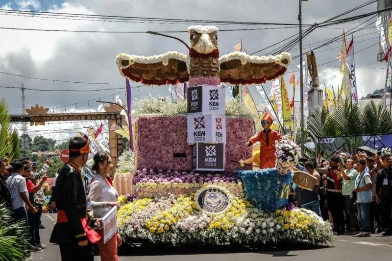 Tampilan salah satu peserta parade bunga di Tomohon International Flower Festival (TIFF) 2025
