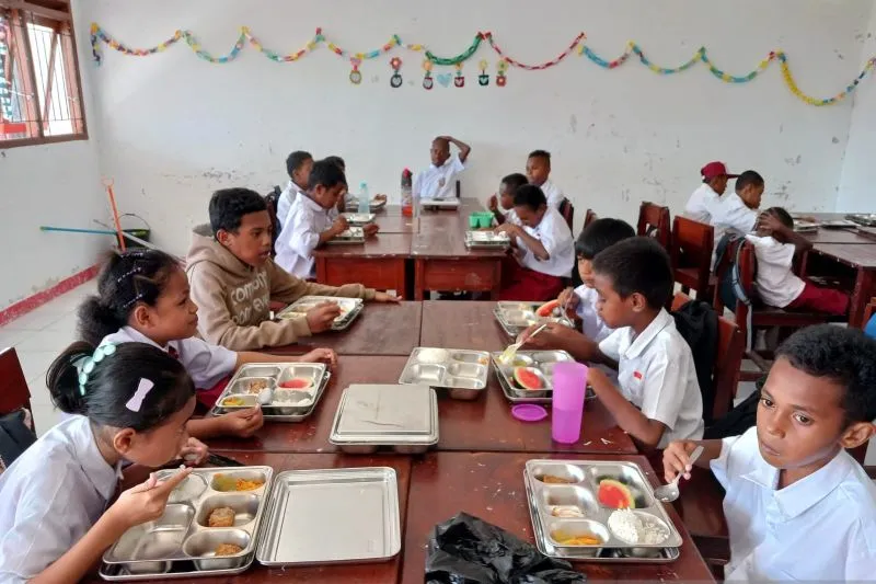 Siswa SD Inpres Nawaripi, Distrik Wania, Mimika, Papua Tengah menikmati MBG